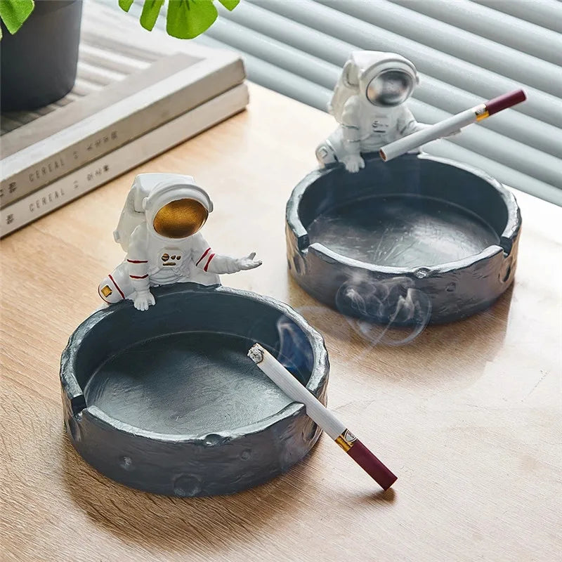 Creative Astronaut Ashtray Resin Smoking Accessories Living Room Coffee Table Desktop Home Decoration Ashtray Ornaments Gift