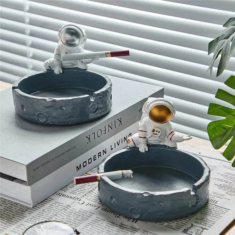 Creative Astronaut Ashtray Resin Smoking Accessories Living Room Coffee Table Desktop Home Decoration Ashtray Ornaments Gift