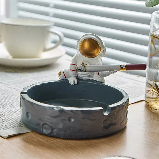 Creative Astronaut Ashtray Resin Smoking Accessories Living Room Coffee Table Desktop Home Decoration Ashtray Ornaments Gift